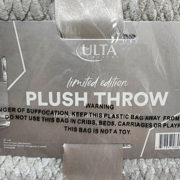 ULTA Beauty Sherpa Plush Throw Blanket Gray & White 50x60 NWT - Picture 8 of 8